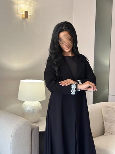 عباية كريب واقف مع ياقة وكلفة ورد مع لولو
