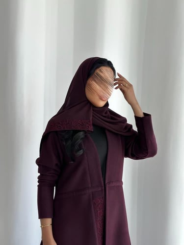 عباية جوخ عنابي غامق مع كلفة تطريز