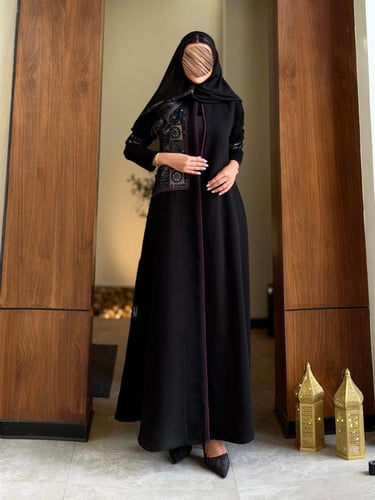 عباية كريب أسود مع شك هندي على الصدر وتحديد موف