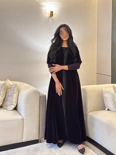 عباية مخمل بنفسجي غامق مع أكمام سترتش نص كلوش