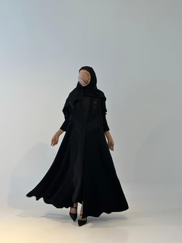عباية مخمل مع دانتيل مشغول