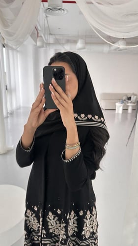 عباية كريب اسود مع تطريز كلوش