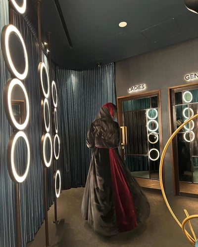 عباية مخمل أسود مع مخمل عنابي