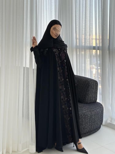 عباية كريب سيراميك مع تكسير وتطريز وشك (صيفية )