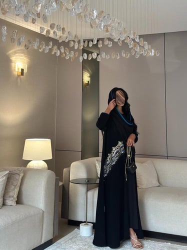 عباية كريب مع شك وتطريز وقيطان