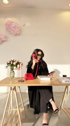 ‎ عباية كريب شديد السواد مع تطريز ابيض