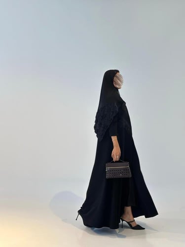 عباية مخمل مع دانتيل مشغول