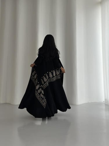 عباية كريب اسود مع تطريز كلوش