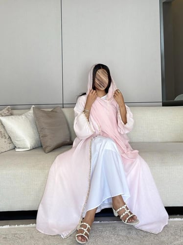 عباية لنن هندي وردي مع كلفة ورد ملون نص ‎‏‎‏‎‏‎‏‎‏...