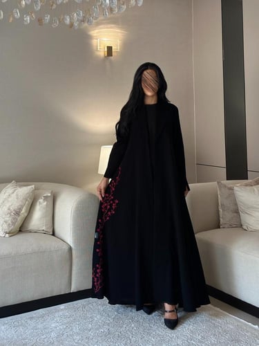 عباية كريب اسود فاحم مع ياقة وكلفة تطريز عنابي
