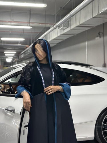 عباية مخمل أسود مع تفتة اسود مع اكمام تركواز وكلفة
