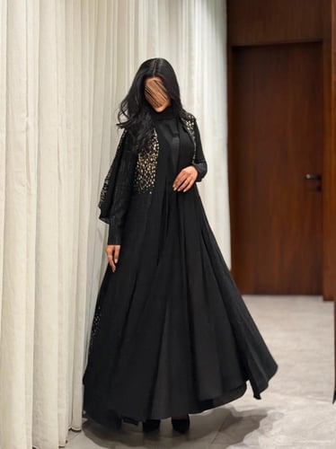 عباية دانتيل تركي مقصب اسود مع ذهبي كلوش