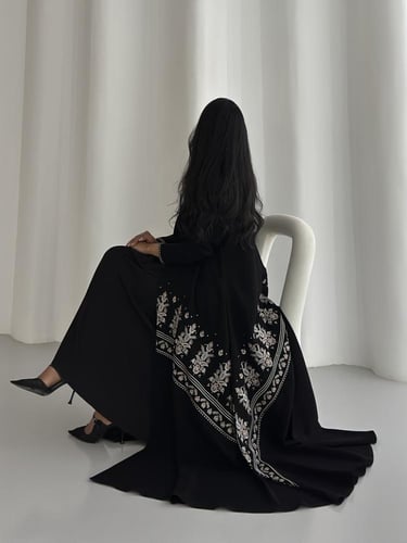 عباية كريب اسود مع تطريز كلوش