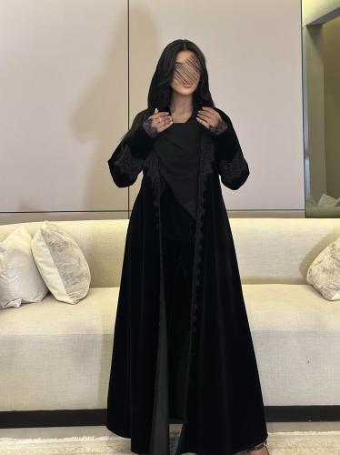 بليزر مخمل واقف اسود مع دانتيل ربع كلوش