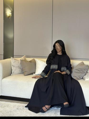 عباية كريب تايواني مع تطريز ذهبي القصة نص كلوش