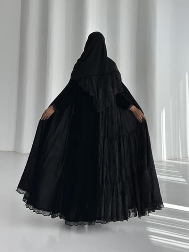 عباية مخمل اسود مع دانتيل طبقات