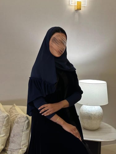 عباية مخمل كحلي غامق مع أكمام سترتش نص كلوش