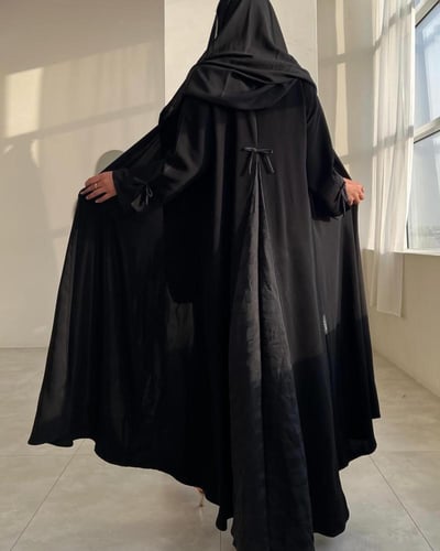 عباية كريب ملكي مع كريب مشجر اسود