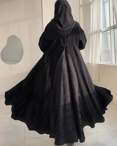 عباية كريب ملكي مع كريب مشجر اسود