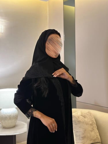 بليزر مخمل واقف اسود مع دانتيل ربع كلوش