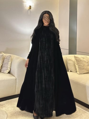 عباية مخمل اسود سادة مع فستان مخمل مقلم كلوش