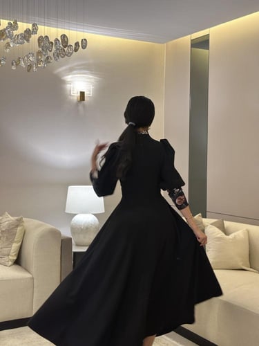 فستان اسود كريب مع ساتان هندي مشجر