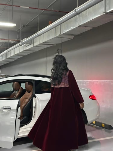 عباية مخمل عنابي مع قماش كشميري