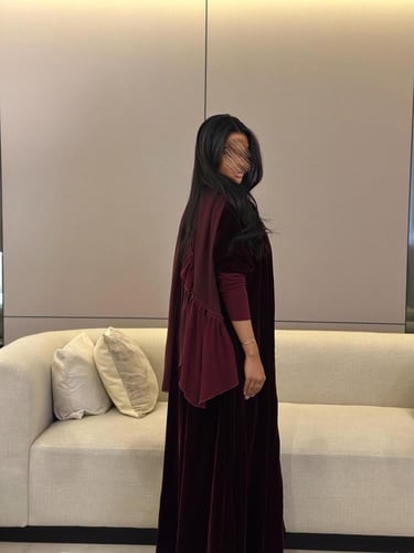 عباية مخمل عنابي غامق مع أكمام سترتش نص كلوش