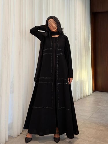 عباية كريب اسود فاحم مع مربعات شك