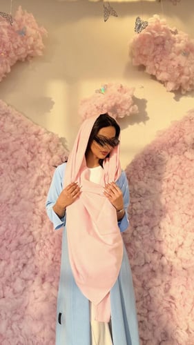 عباية كلوش كريب مكسر ازرق مع كريب وردي سادة مع فرا...