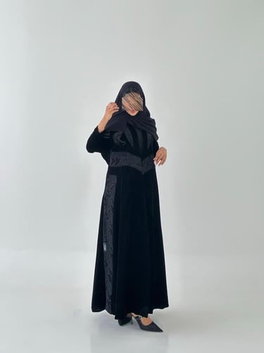 عباية مخمل مع دانتيل مشغول