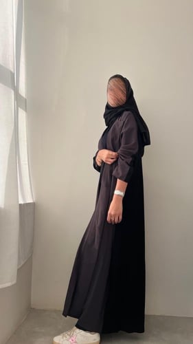 عباية كريب اسود مع كريب مغسول رمادي