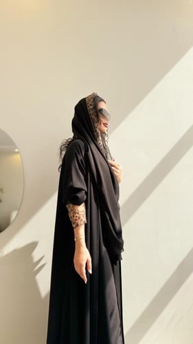 ‎عباية دبل كلوش كريب انترنت وكم دانتيل اسود ولحمي