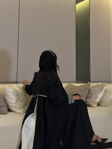 ‎عباية كريب لميا اسود مع ابيض مع كلف