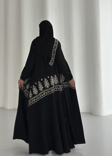 عباية كريب اسود مع تطريز كلوش