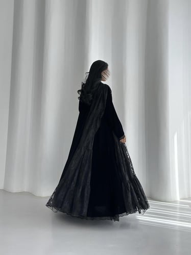 عباية مخمل اسود مع دانتيل طبقات