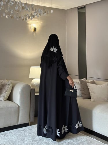 عباية كريب تايواني مع ورد أسود وابيض