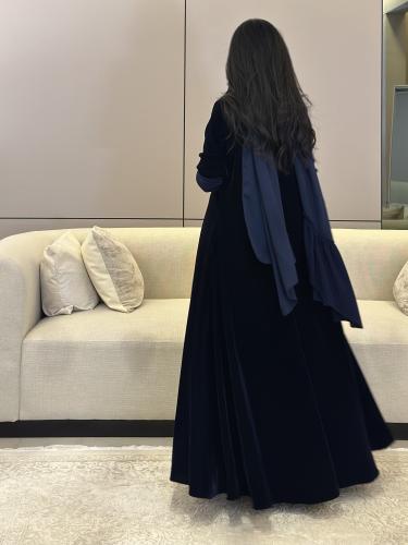 عباية مخمل كحلي غامق مع أكمام سترتش نص كلوش