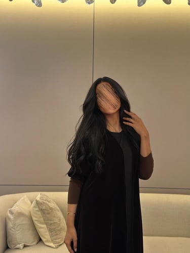 عباية مخمل بني غامق مع أكمام سترتش نص كلوش