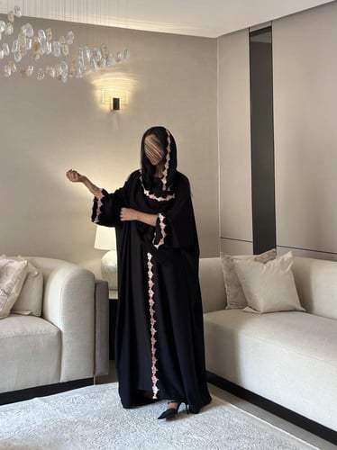 عباية بلاك بيري أسود مع كلفة ورد ملون نص بشت