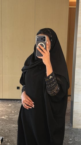 عباية كريب سيراميك اسود مع أكمام تطريز (مع امكانية...