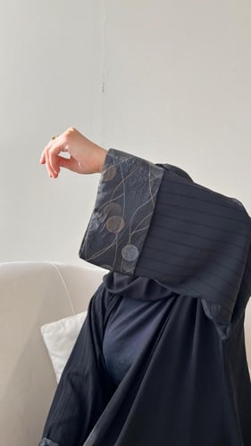 عباية كريب اسود مع أكمام مخطط ومشجر نص كلوش