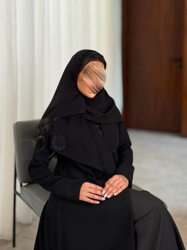بليزر كريب اسود فاحم مع ياقة مكسرة ووردة