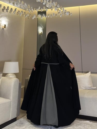 عباية كريب اسود مع كسرة كريب زيتي ‏‎