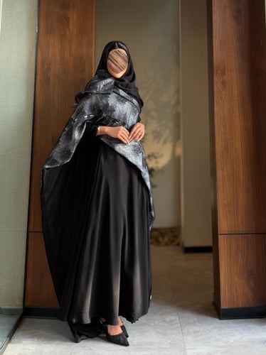 عباية شيفون اسود مع شال ابيض ودانتيل اسود