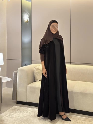 عباية مخمل بني غامق مع أكمام سترتش نص كلوش