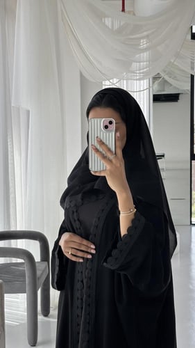 ‎ عباية كريب ملكي مع كلفة تطريز أسود