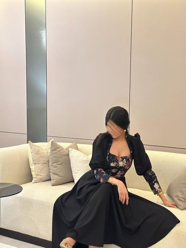 فستان اسود كريب مع ساتان هندي مشجر