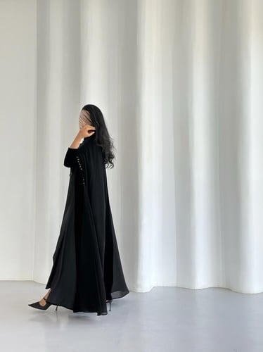 ‎عباية مخمل اسود مع شال مرصع بالكريستال