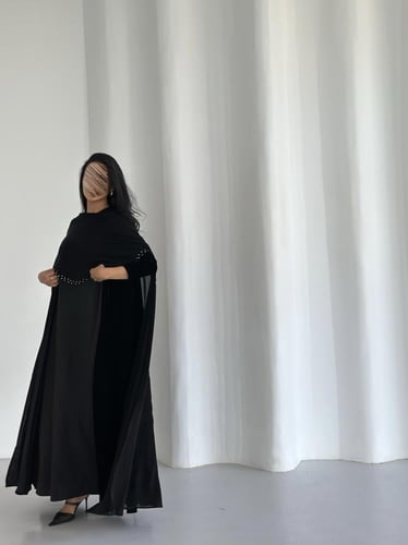 ‎عباية مخمل اسود مع شال مرصع بالكريستال